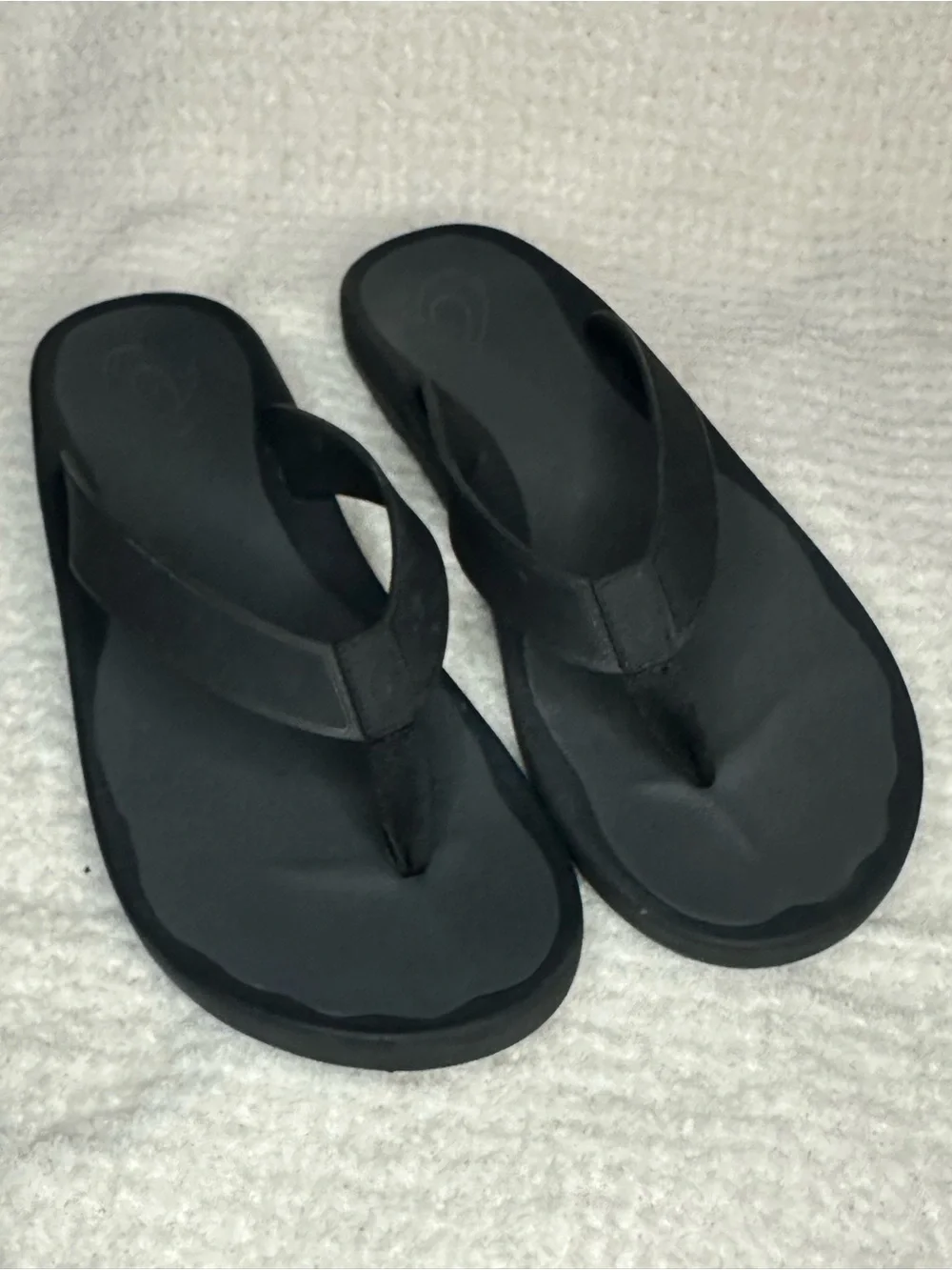 OluKai Women's Black Thong Sandal
